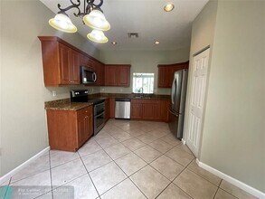 5031 Madison Lakes Cir W in Davie, FL - Building Photo - Building Photo