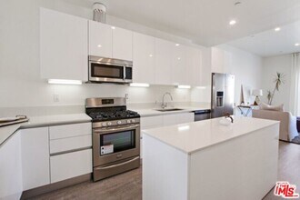 1038 S Mariposa Ave in Los Angeles, CA - Building Photo - Building Photo