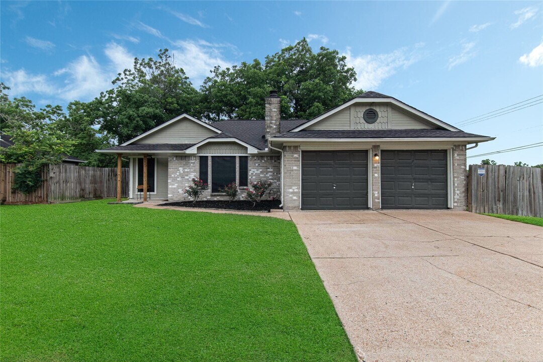 3601 Clover Ln in Deer Park, TX - Building Photo