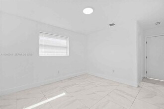 1443 NW 34th St in Miami, FL - Building Photo - Building Photo