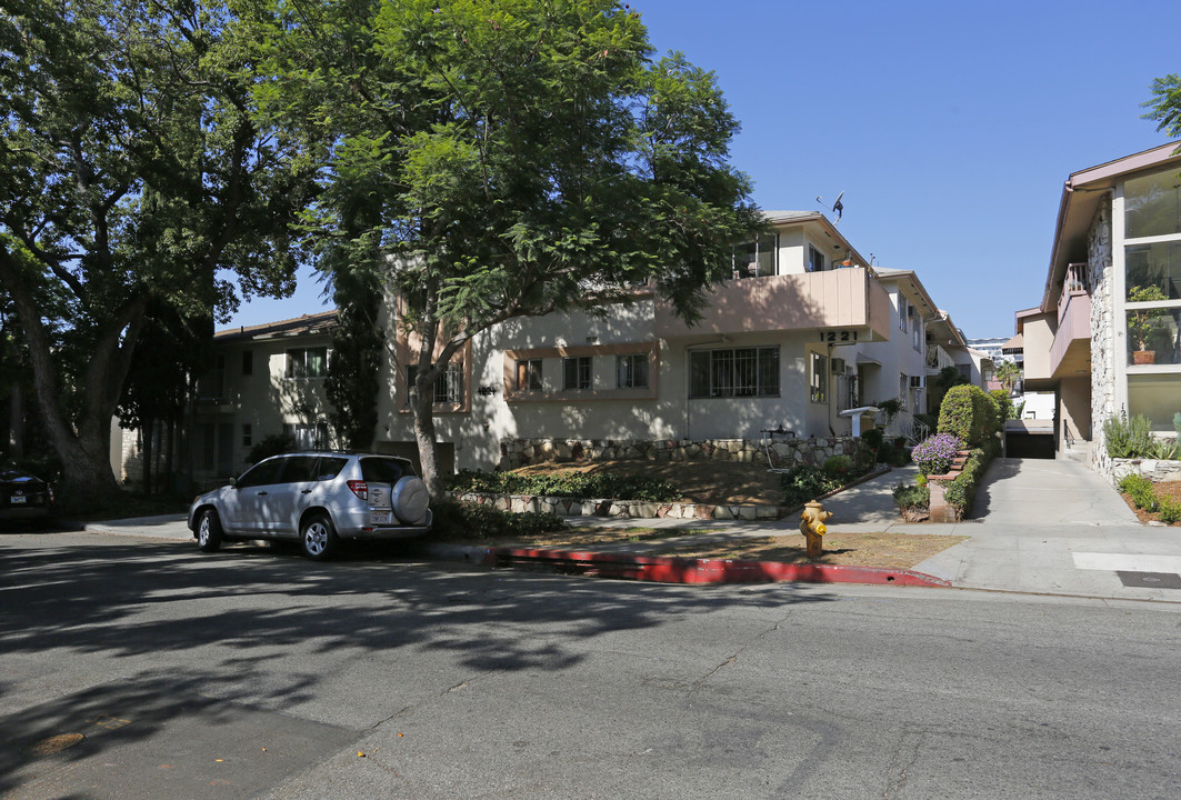 1221 N Flores St in West Hollywood, CA - Building Photo