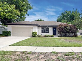 4975 Marsh Harbor Dr in Tavares, FL - Building Photo
