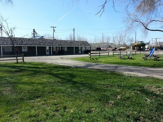 Pioneer Apartments Four Plex in Vale, OR - Foto de edificio - Building Photo