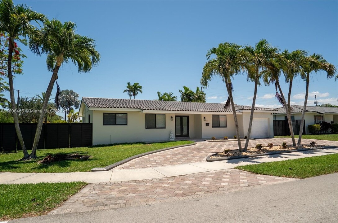 9200 SW 62nd St in Miami, FL - Foto de edificio