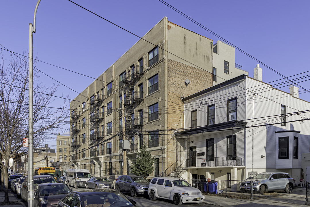 2068 Bathgate Ave in Bronx, NY - Building Photo