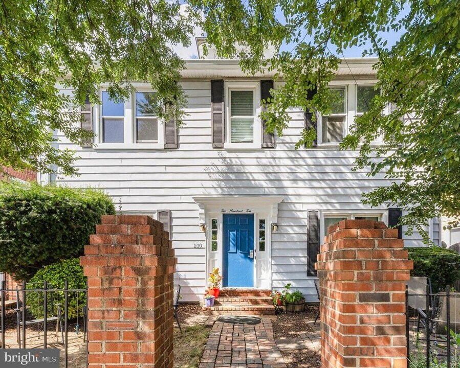 210 E Windsor Ave in Alexandria, VA - Building Photo