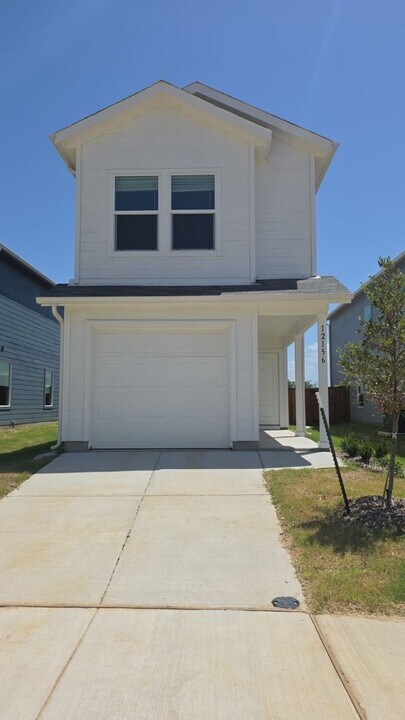 12156 Morgan Dr in Aubrey, TX - Building Photo