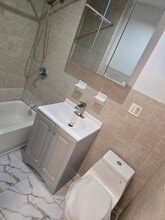 945 E 220th St, Unit 1 in Bronx, NY - Building Photo - Building Photo