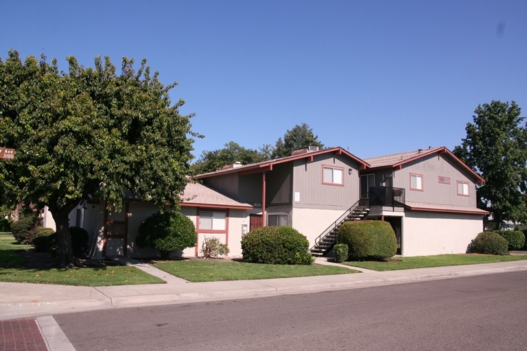 501 W Ashlan Ave in Clovis, CA - Building Photo