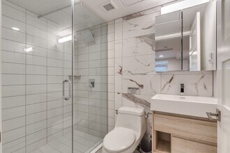 1433 Haro St in Vancouver, BC - Building Photo - Building Photo