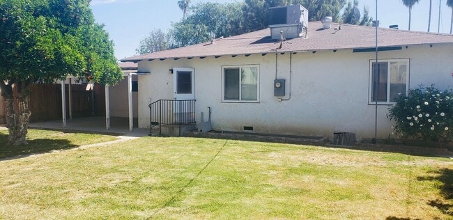 721 Fiorito St in Bakersfield, CA - Foto de edificio - Building Photo