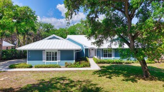 410 Arrowhead Trail in Indian River Shores, FL - Building Photo