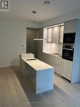 11-2611 Yorkville Ave in Toronto, ON - Building Photo - Building Photo