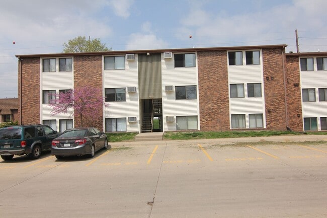 802 Benton Dr in Iowa City, IA - Building Photo - Building Photo