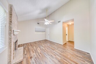 2391 Crescent Park Dr in Houston, TX - Building Photo - Building Photo