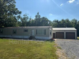 205 Crossroad School Rd in Eldorado, IL - Building Photo