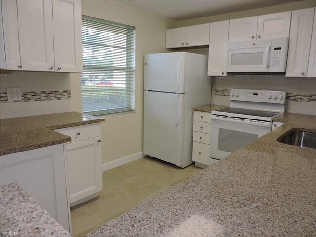301 SE 3rd St-Unit -Apt 110 in Dania Beach, FL - Foto de edificio - Building Photo