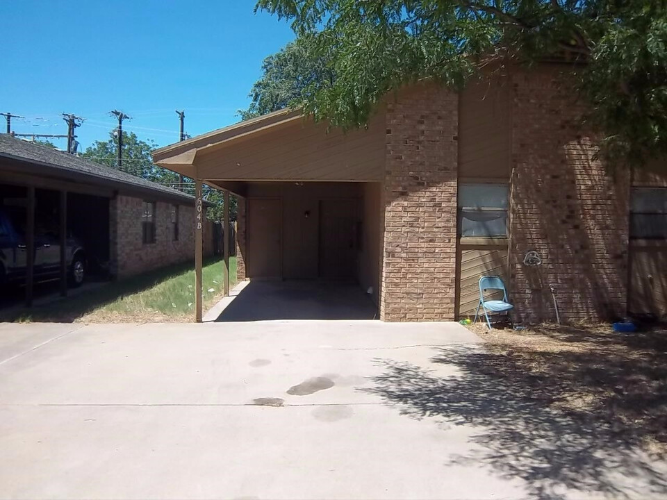 1604 28th St in Lubbock, TX - Building Photo