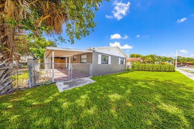 6172 SW 44th St in Davie, FL - Building Photo - Building Photo