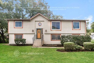 712 Grand Blvd in Wauconda, IL - Building Photo