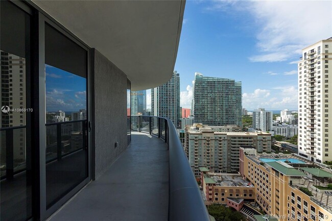 45 SW 9th St, Unit 2808 in Miami, FL - Foto de edificio - Building Photo