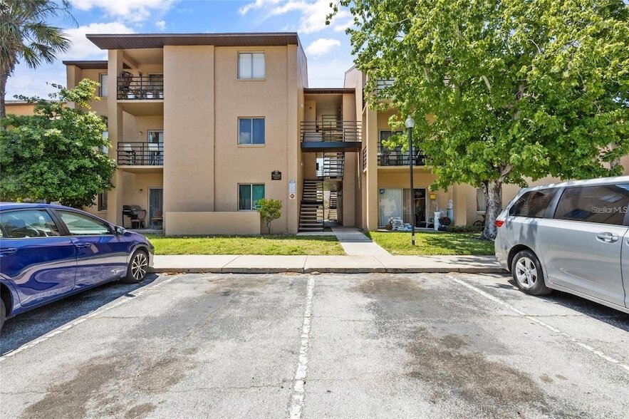 5226 Via Hacienda Cir, Unit A216 in Orlando, FL - Building Photo