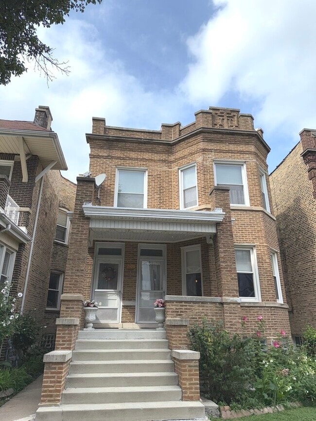 property at 2526 W Gunnison St