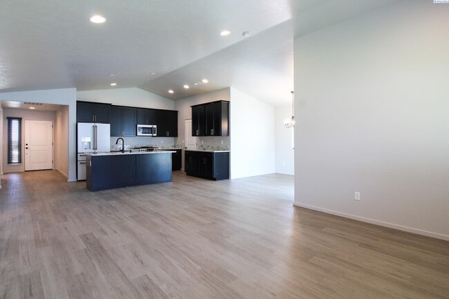 320 E 35th Ave in Kennewick, WA - Building Photo - Building Photo