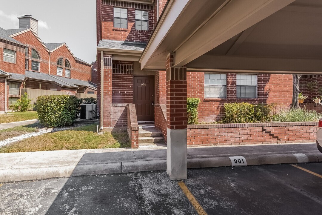 7930 Roanoke Run in San Antonio, TX - Building Photo