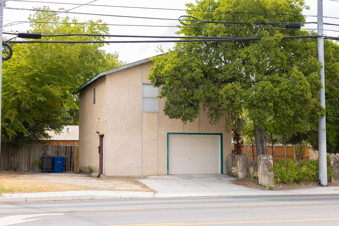 102 Lovera Blvd, Unit 102 Lovera #2 in San Antonio, TX - Foto de edificio