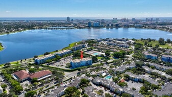 500 Executive Center Dr in West Palm Beach, FL - Building Photo