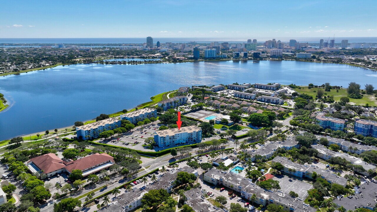 500 Executive Center Dr in West Palm Beach, FL - Building Photo