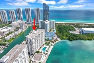 300 Bayview Dr, Unit 17 in Sunny Isles Beach, FL - Building Photo - Building Photo