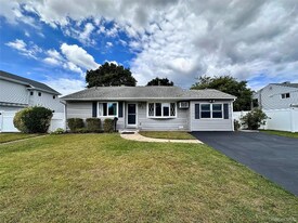 5 Eagle Ln in Farmingdale, NY - Building Photo