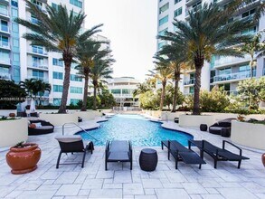 244 Biscayne Blvd in Miami, FL - Building Photo - Building Photo