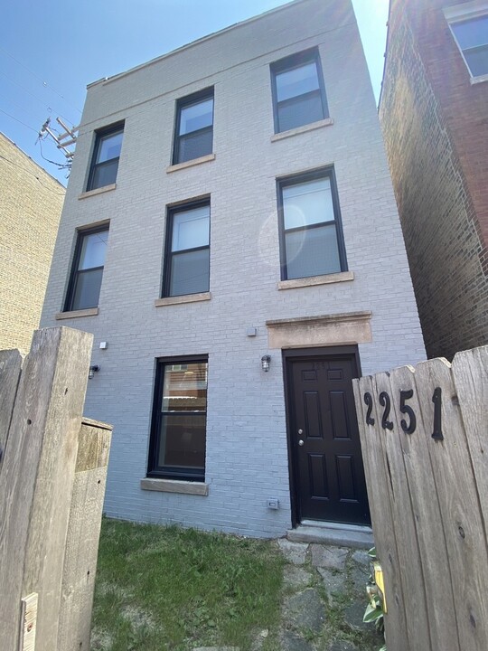 2251 W Fullerton Ave in Chicago, IL - Building Photo