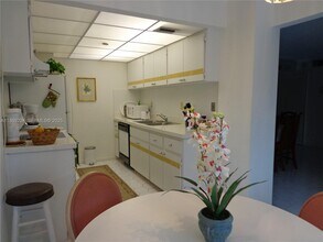 17500 N Bay Rd in Sunny Isles Beach, FL - Building Photo - Building Photo