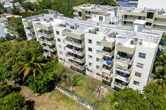 Biscayne Cove in Miami, FL - Building Photo - Building Photo