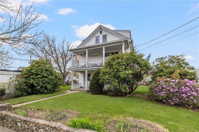 1561 Cranston St in Cranston, RI - Building Photo - Building Photo
