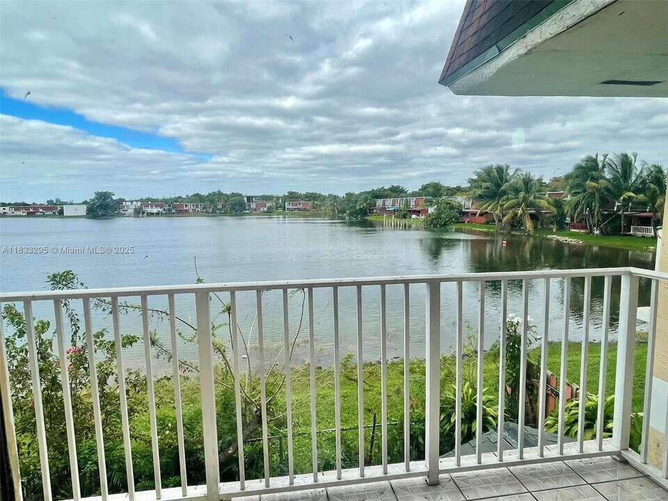 310 NW 107th Ave in Miami, FL - Building Photo