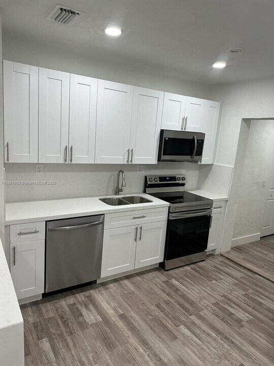 3045 SW 21st St in Miami, FL - Building Photo