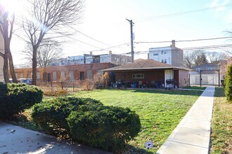 8124 S Calumet Ave, Unit Unit 1 in Chicago, IL - Building Photo - Building Photo