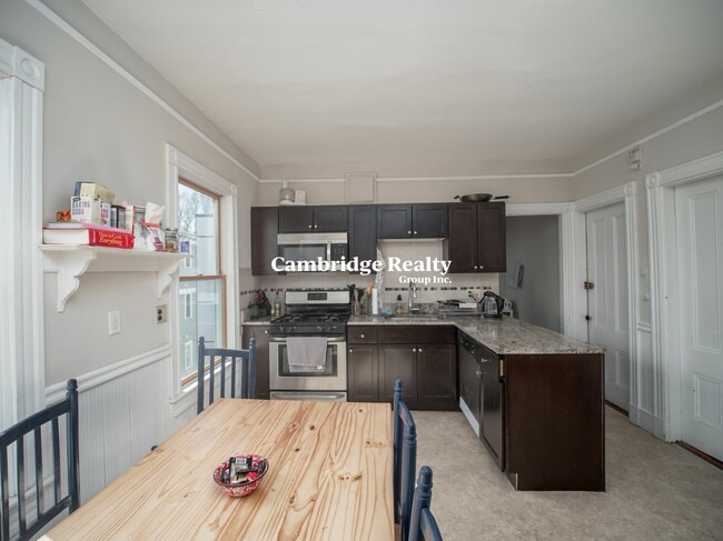 318 Beacon St, Unit 3T in Somerville, MA - Foto de edificio - Building Photo