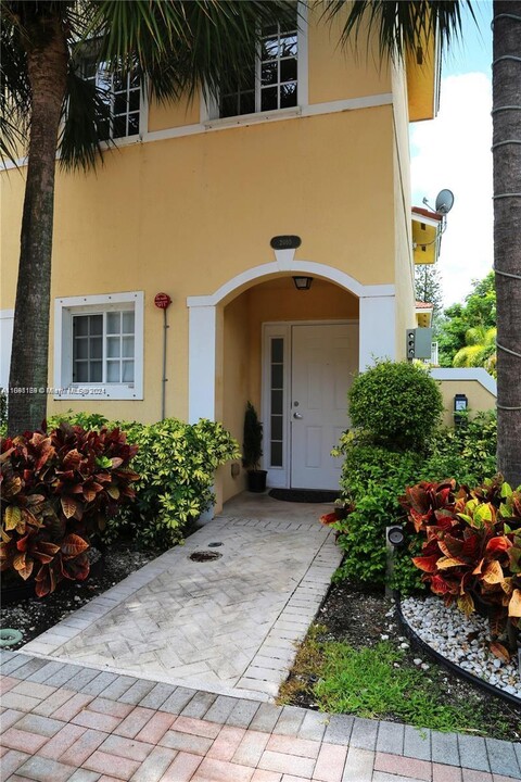 2010 NE 167th St in North Miami Beach, FL - Building Photo