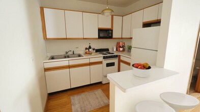 630 W Barry Ave, Unit 304 in Chicago, IL - Foto de edificio - Building Photo