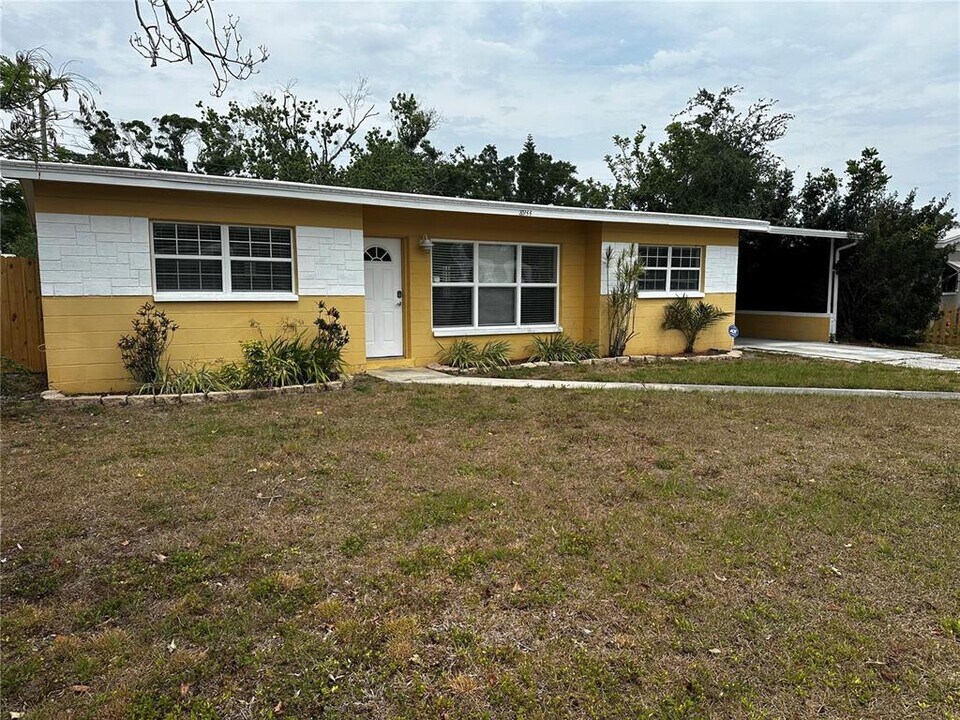 8933 Narcissus Ave in Seminole, FL - Building Photo