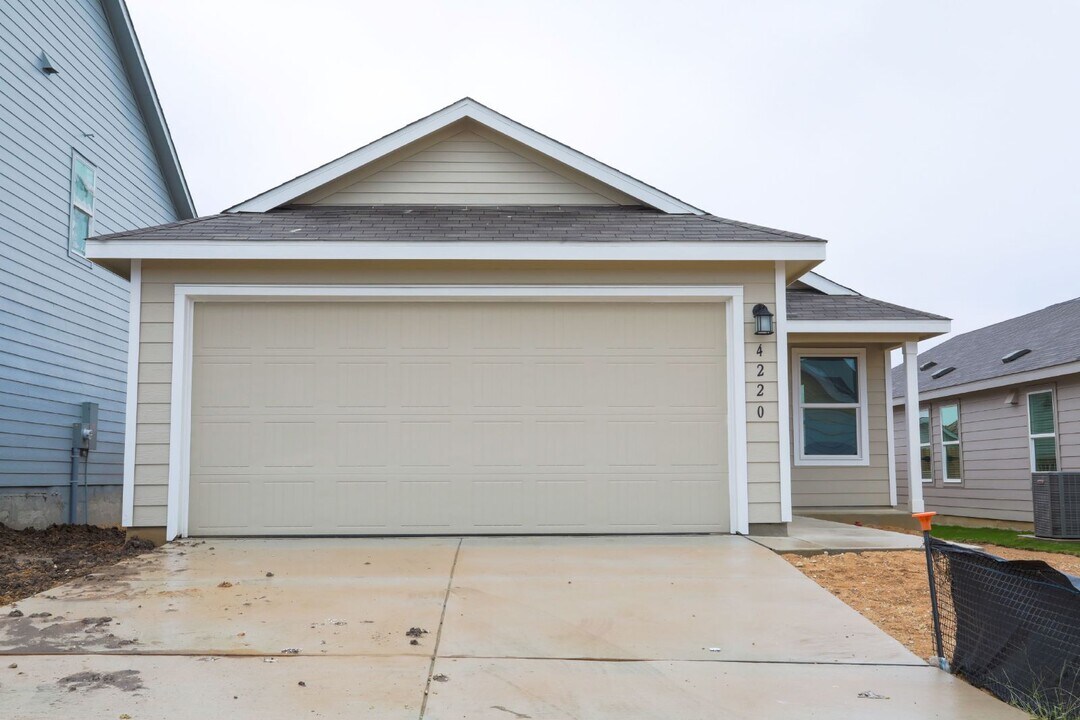 4220 Revetment Way in San Antonio, TX - Building Photo