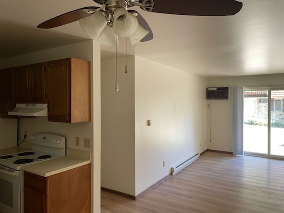 828 Weslyn Ct in West Bend, WI - Foto de edificio