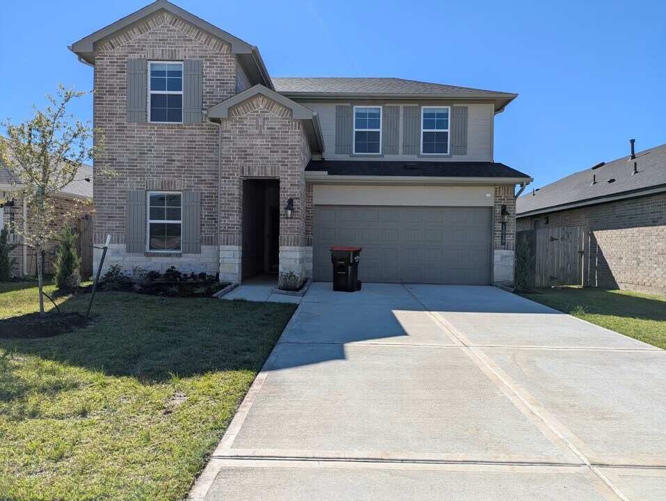 1019 Vista Pointe Dr in Fresno, TX - Building Photo