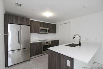 488 NE 18th St, Unit 2510 in Miami, FL - Building Photo - Building Photo
